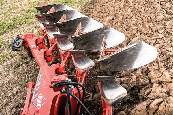 Röd Kuhnplog i åker.