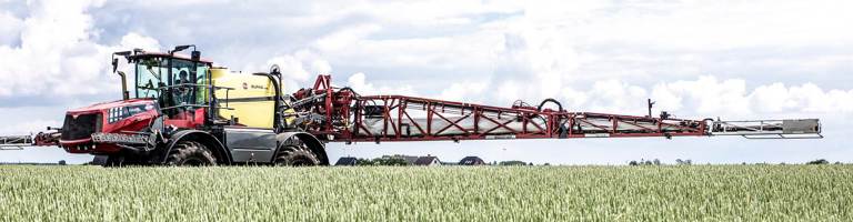 Växtskyddsspruta på fält.