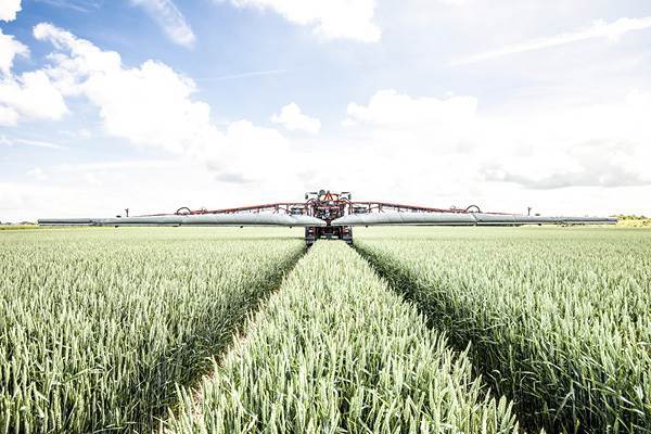 Växtskyddsspruta på fält.