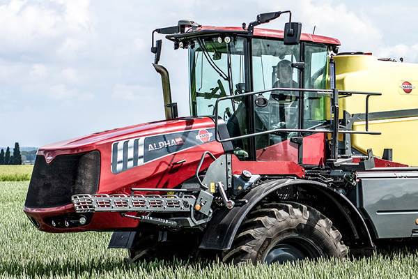 Växtskyddsspruta på fält.