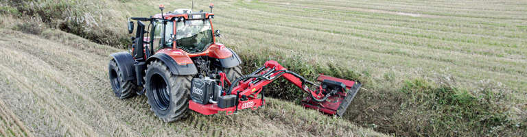 Valtra-traktor som klipper dike med en arm och kättingröjare från Ilsbo by Tokvam
