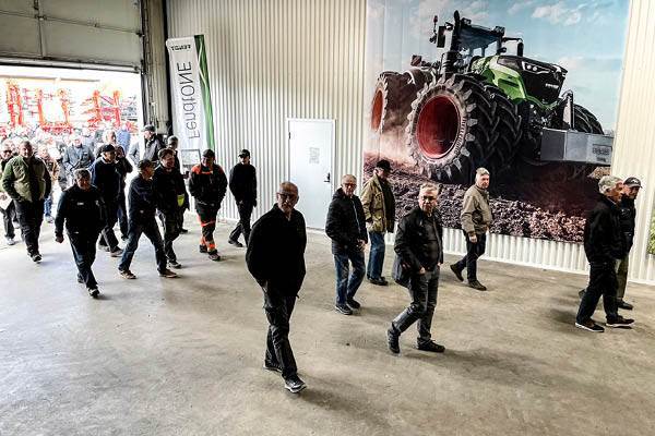 Många nyfikna besökare på invigningen av FendtCenter i Mörarp
